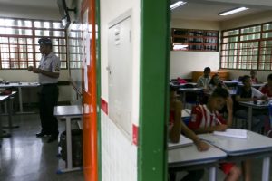 GOVERNO LULA AINDA NÃO REVOGOU PROGRAMA DE ESCOLAS CÍVICO-MILITARES; PROJETO ACIRRA AINDA MAIS A VIOLÊNCIA NAS ESCOLAS