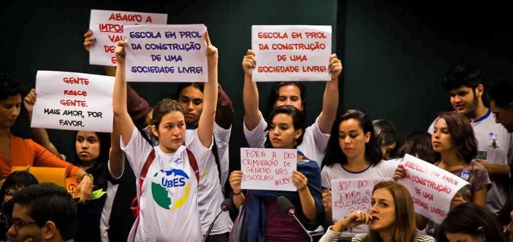 Supressão do termo “gênero” no atual PNE fomentou censura e perseguição nas escolas
