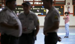 Militarização crescente, fechamento de escolas por (in)segurança: como a segurança pública afeta a Educação
