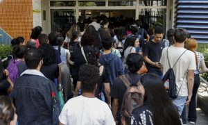 Articulação com o mundo do trabalho e ações intersetoriais: um olhar crítico sobre políticas de transferência de renda no campo da educação